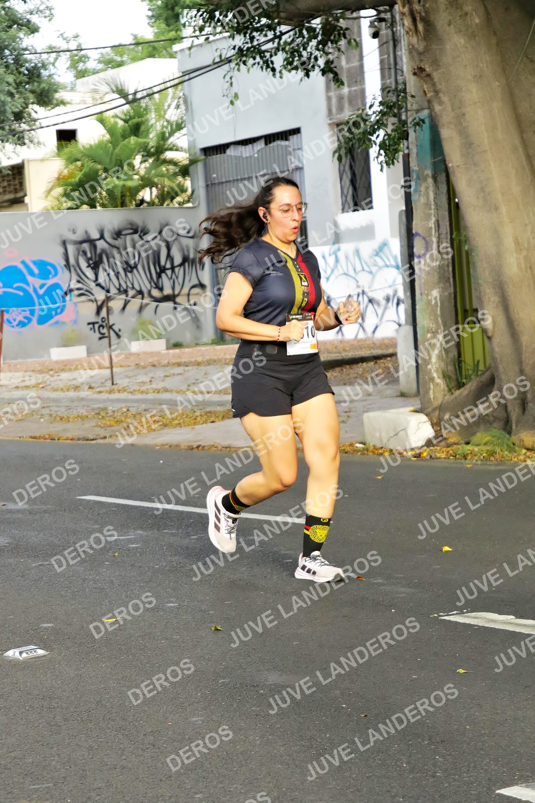 Foto de la X Carrera Leones Negros Red Cola 2026 en Rectoría General de la UdeG, Av. Juárez 976 (meta en Av. Enrique Díaz de León y Pedro Moreno), Guadalajara a las 08:09 · dorsal 10