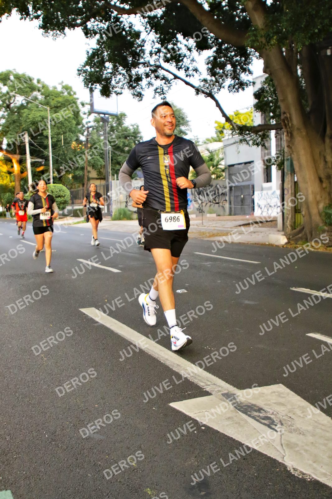 Foto de la X Carrera Leones Negros Red Cola 2026 en Rectoría General de la UdeG, Av. Juárez 976 (meta en Av. Enrique Díaz de León y Pedro Moreno), Guadalajara a las 05:00 · dorsal 6986, 5869