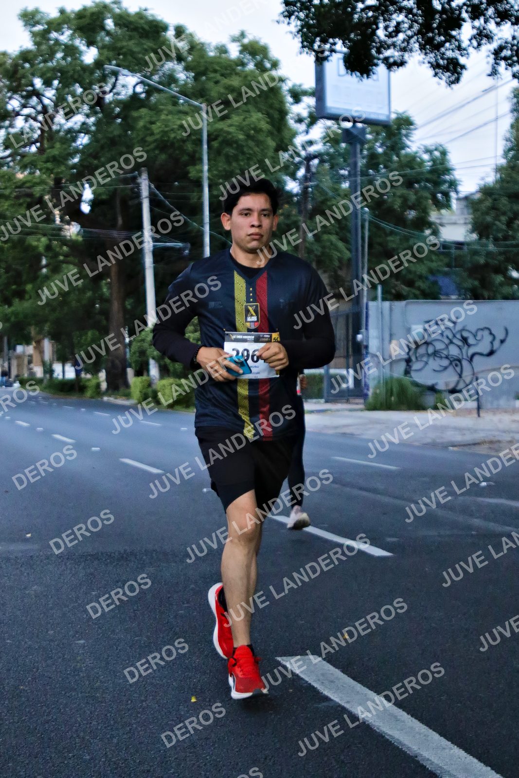 Foto de la X Carrera Leones Negros Red Cola 2026 en Rectoría General de la UdeG, Av. Juárez 976 (meta en Av. Enrique Díaz de León y Pedro Moreno), Guadalajara a las 04:54 · dorsal 296