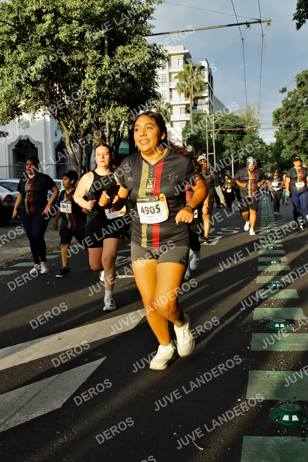 Foto de la X Carrera Leones Negros Red Cola 2026 en Rectoría General de la UdeG, Av. Juárez 976 (meta en Av. Enrique Díaz de León y Pedro Moreno), Guadalajara a las 07:25 · dorsal 4905, 2869