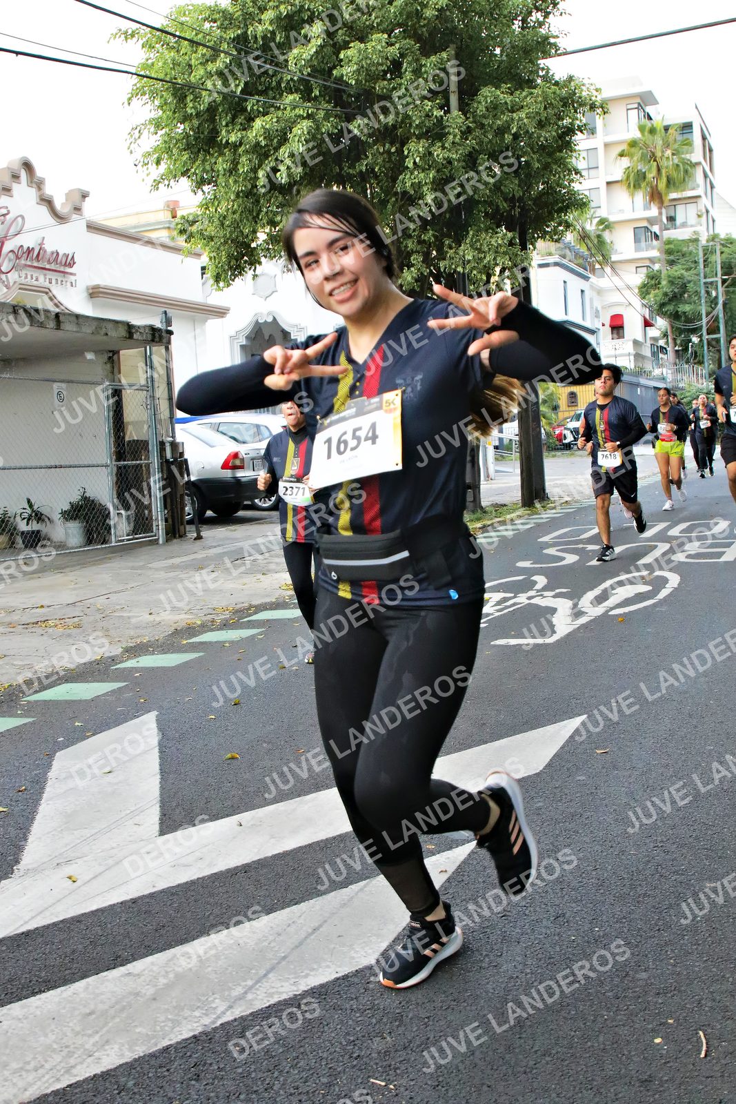 Foto de la X Carrera Leones Negros Red Cola 2026 en Rectoría General de la UdeG, Av. Juárez 976 (meta en Av. Enrique Díaz de León y Pedro Moreno), Guadalajara a las 05:12 · dorsal 1654, 2371, 7618