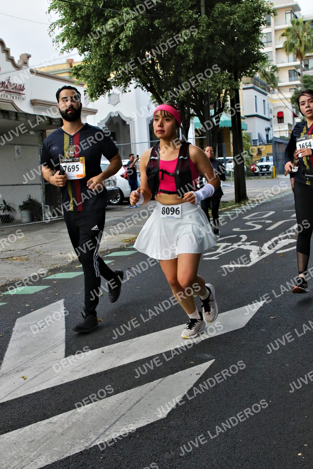 Foto de la X Carrera Leones Negros Red Cola 2026 en Rectoría General de la UdeG, Av. Juárez 976 (meta en Av. Enrique Díaz de León y Pedro Moreno), Guadalajara a las 05:12 · dorsal 8096, 1654, 7695