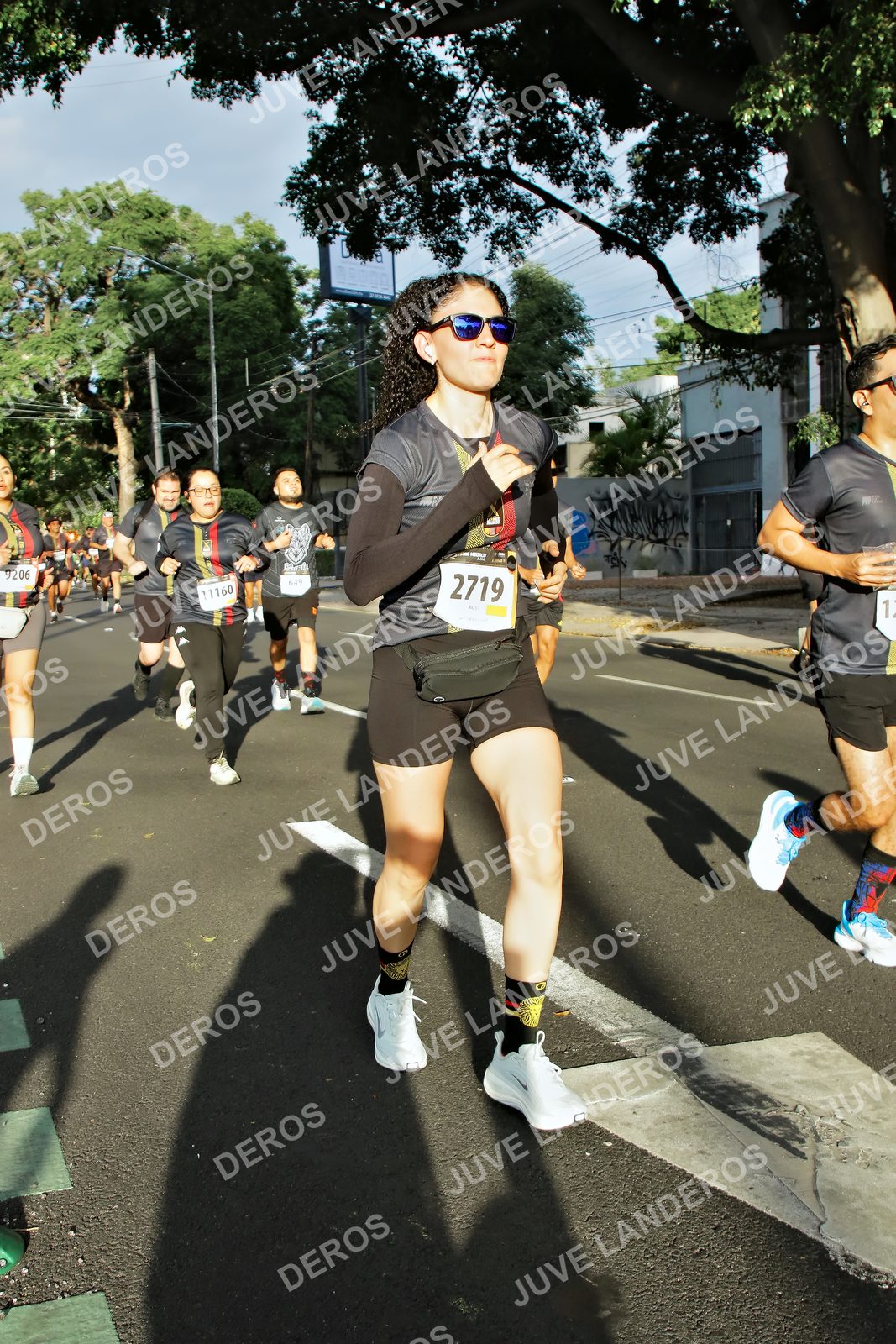 Foto de la X Carrera Leones Negros Red Cola 2026 en Rectoría General de la UdeG, Av. Juárez 976 (meta en Av. Enrique Díaz de León y Pedro Moreno), Guadalajara a las 07:44 · dorsal 2719, 9206, 11160