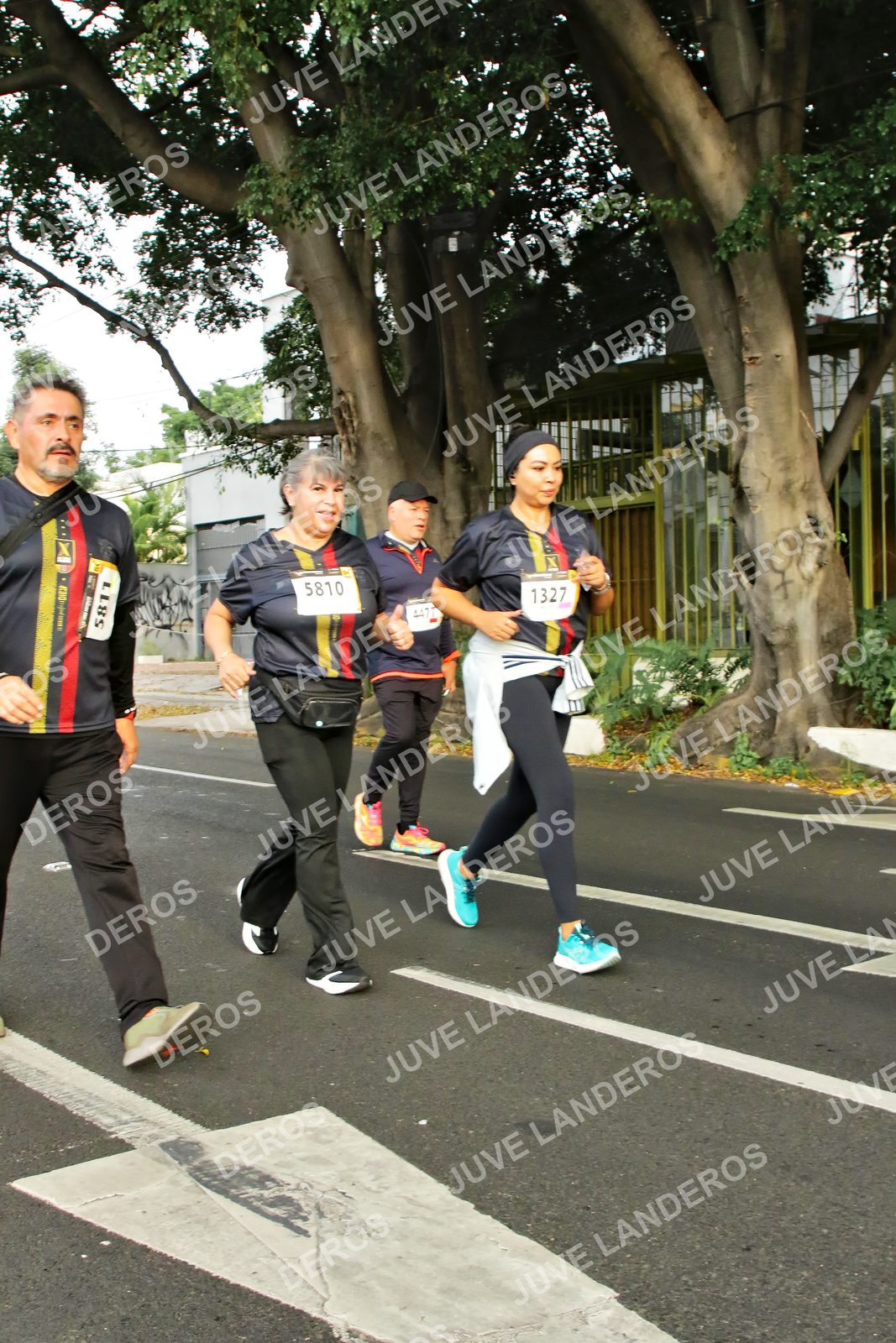 Foto de la X Carrera Leones Negros Red Cola 2026 en Rectoría General de la UdeG, Av. Juárez 976 (meta en Av. Enrique Díaz de León y Pedro Moreno), Guadalajara a las 07:20 · dorsal 5810, 1327, 5811