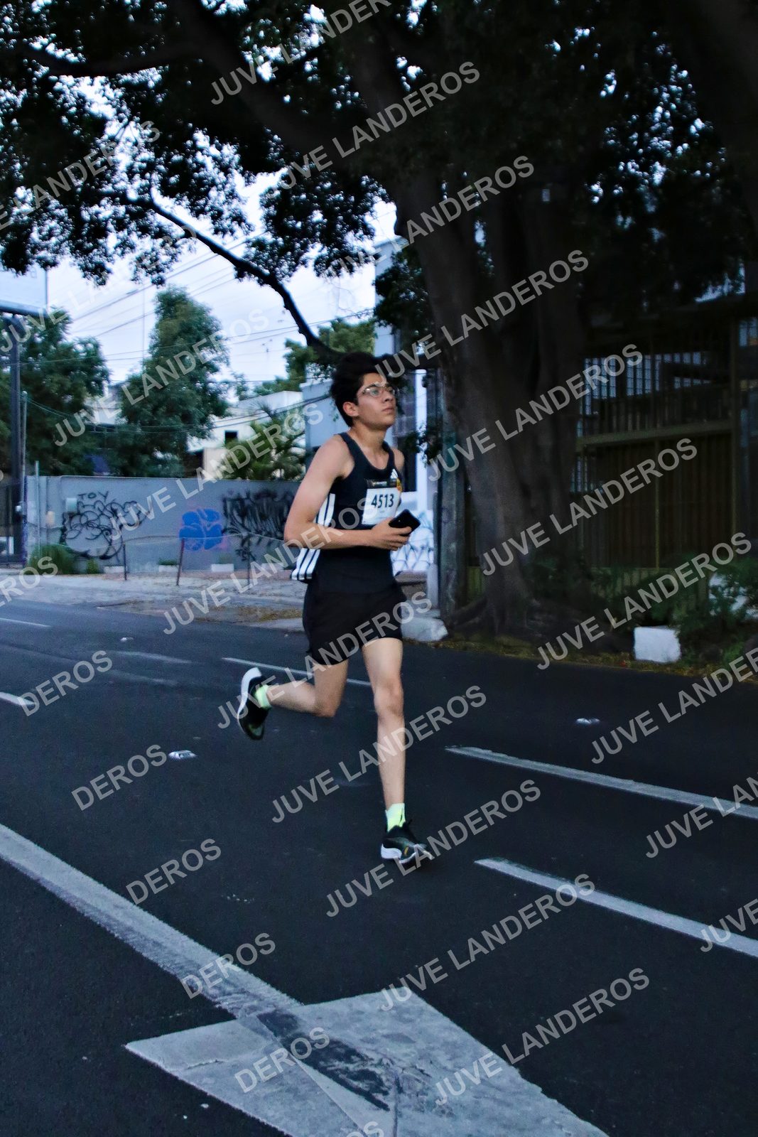 Foto de la X Carrera Leones Negros Red Cola 2026 en Rectoría General de la UdeG, Av. Juárez 976 (meta en Av. Enrique Díaz de León y Pedro Moreno), Guadalajara a las 04:53 · dorsal 4513