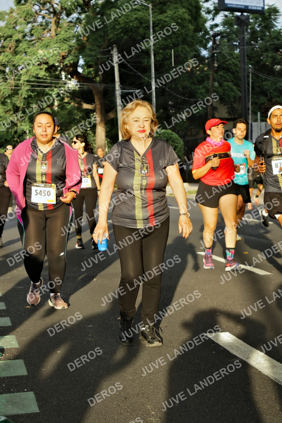 Foto de la X Carrera Leones Negros Red Cola 2026 en Rectoría General de la UdeG, Av. Juárez 976 (meta en Av. Enrique Díaz de León y Pedro Moreno), Guadalajara a las 07:32 · dorsal 5450, 87, 52, 10