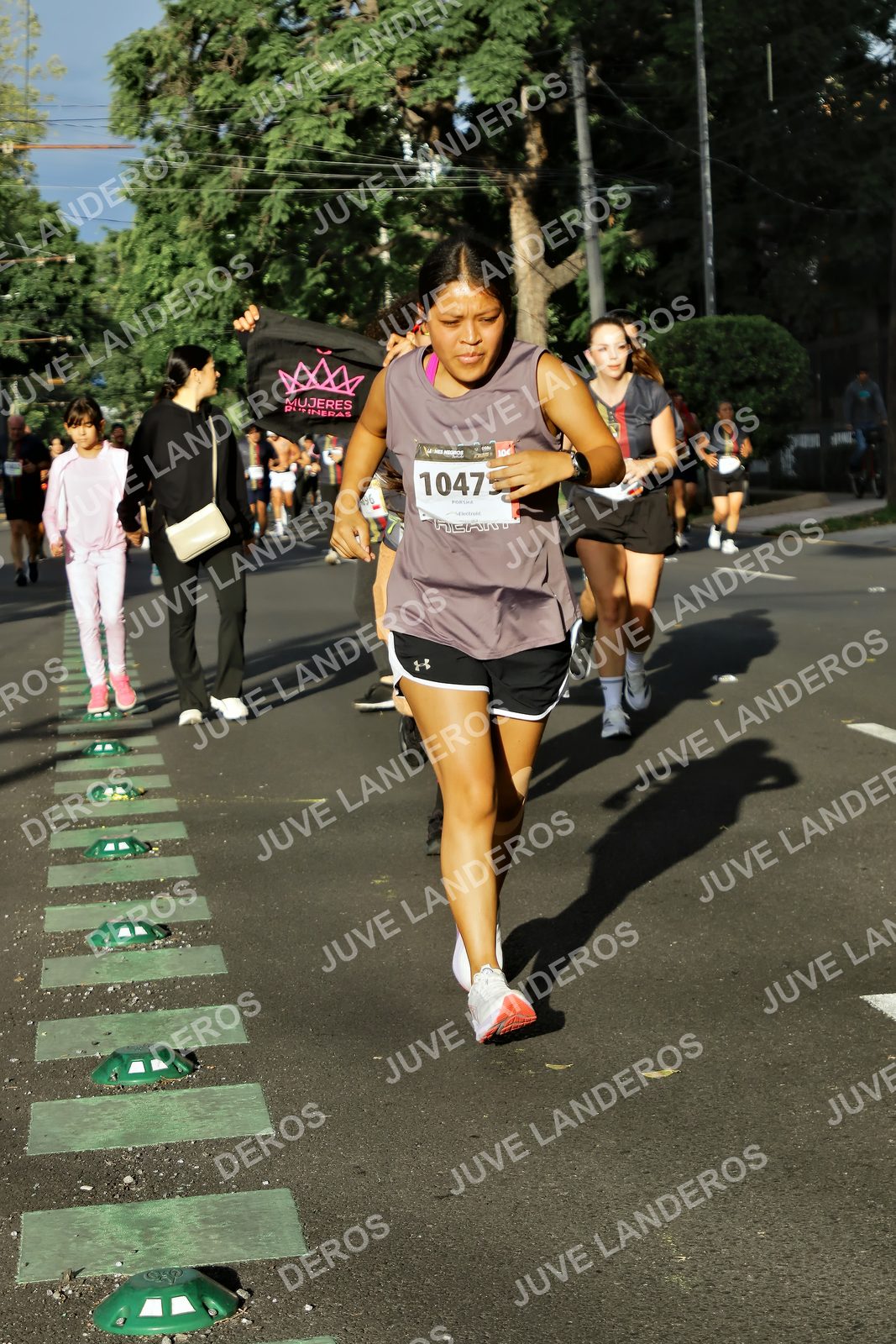 Foto de la X Carrera Leones Negros Red Cola 2026 en Rectoría General de la UdeG, Av. Juárez 976 (meta en Av. Enrique Díaz de León y Pedro Moreno), Guadalajara a las 07:55 · dorsal 1047