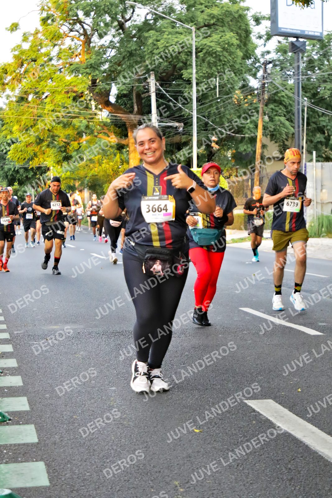 Foto de la X Carrera Leones Negros Red Cola 2026 en Rectoría General de la UdeG, Av. Juárez 976 (meta en Av. Enrique Díaz de León y Pedro Moreno), Guadalajara a las 05:05 · dorsal 3664, 6739, 6212