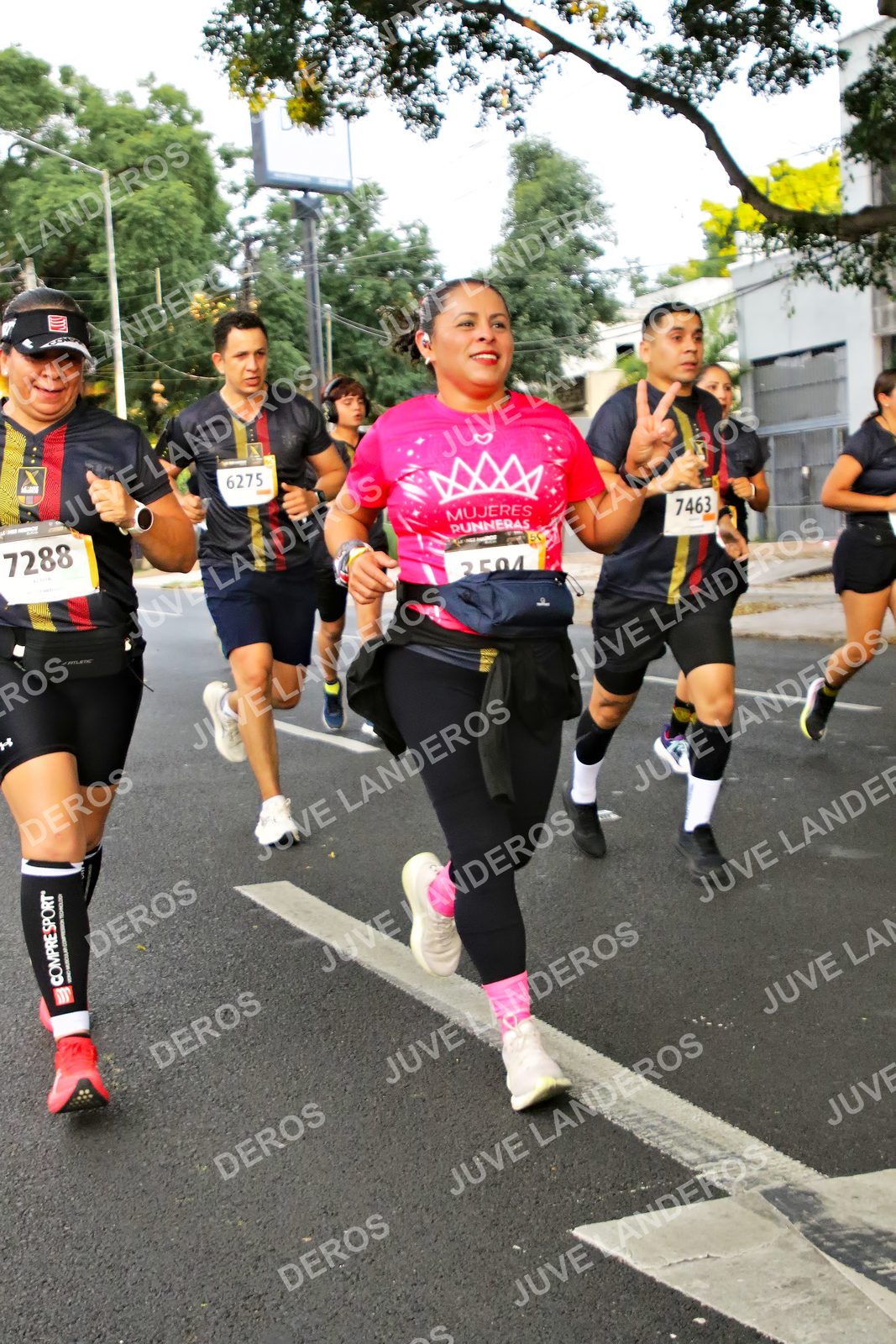 Foto de la X Carrera Leones Negros Red Cola 2026 en Rectoría General de la UdeG, Av. Juárez 976 (meta en Av. Enrique Díaz de León y Pedro Moreno), Guadalajara a las 05:03 · dorsal 7288, 6275, 7463