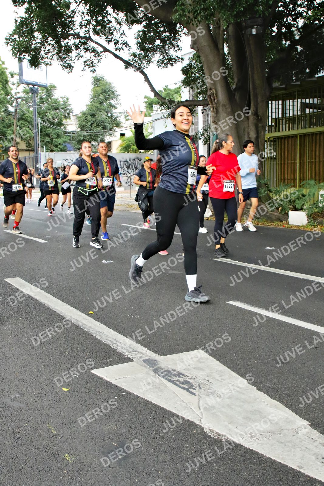 Foto de la X Carrera Leones Negros Red Cola 2026 en Rectoría General de la UdeG, Av. Juárez 976 (meta en Av. Enrique Díaz de León y Pedro Moreno), Guadalajara a las 07:16 · dorsal 6031, 2728, 13221, 183