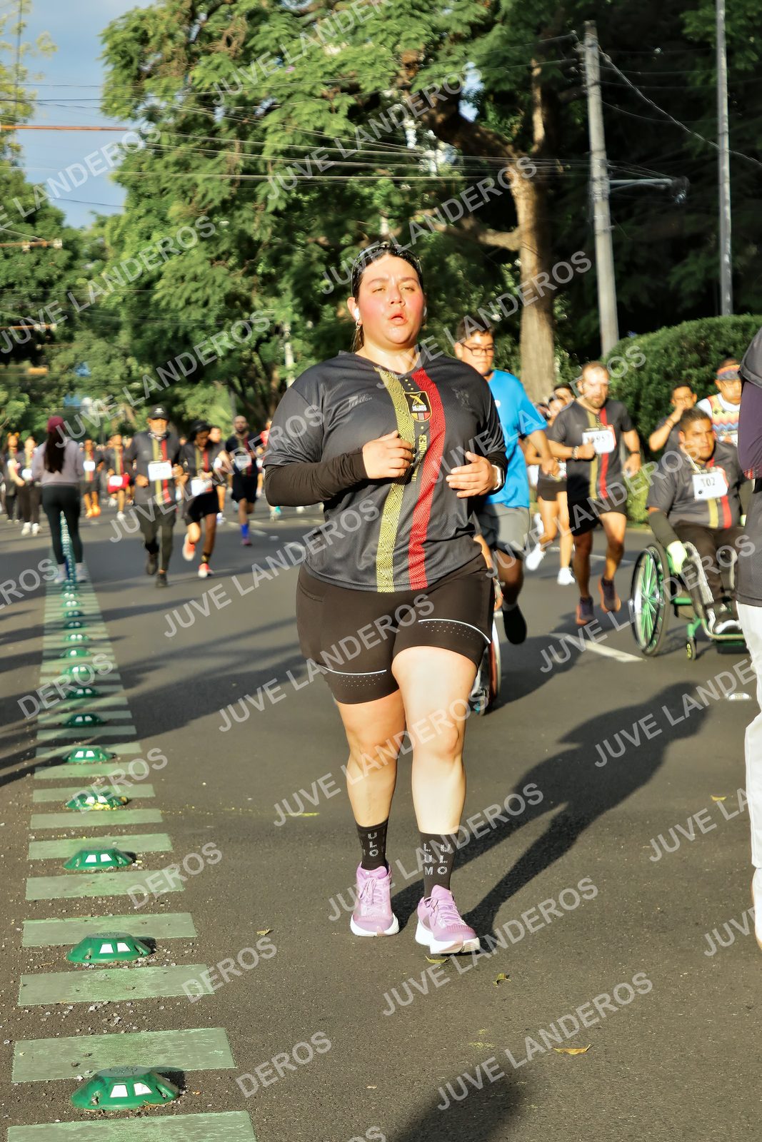 Foto de la X Carrera Leones Negros Red Cola 2026 en Rectoría General de la UdeG, Av. Juárez 976 (meta en Av. Enrique Díaz de León y Pedro Moreno), Guadalajara a las 07:39 · dorsal 102