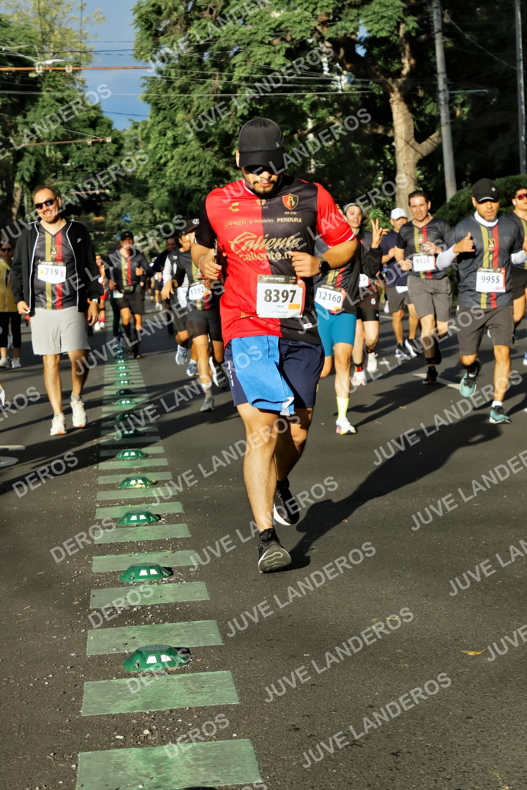 Foto de la X Carrera Leones Negros Red Cola 2026 en Rectoría General de la UdeG, Av. Juárez 976 (meta en Av. Enrique Díaz de León y Pedro Moreno), Guadalajara a las 07:50 · dorsal 8397, 9955, 12160, 719