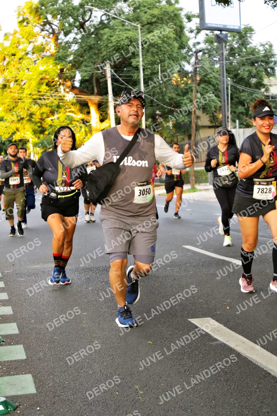 Foto de la X Carrera Leones Negros Red Cola 2026 en Rectoría General de la UdeG, Av. Juárez 976 (meta en Av. Enrique Díaz de León y Pedro Moreno), Guadalajara a las 05:02 · dorsal 7828, 3050, 5361, 2432