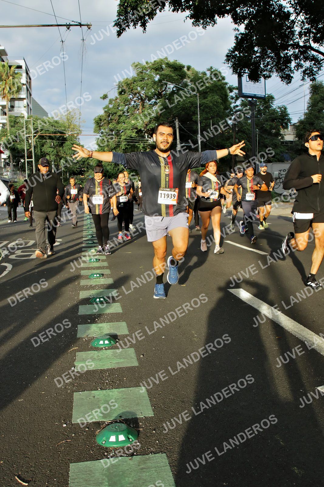 Foto de la X Carrera Leones Negros Red Cola 2026 en Rectoría General de la UdeG, Av. Juárez 976 (meta en Av. Enrique Díaz de León y Pedro Moreno), Guadalajara a las 07:35 · dorsal 11939, 10296, 80, 4634