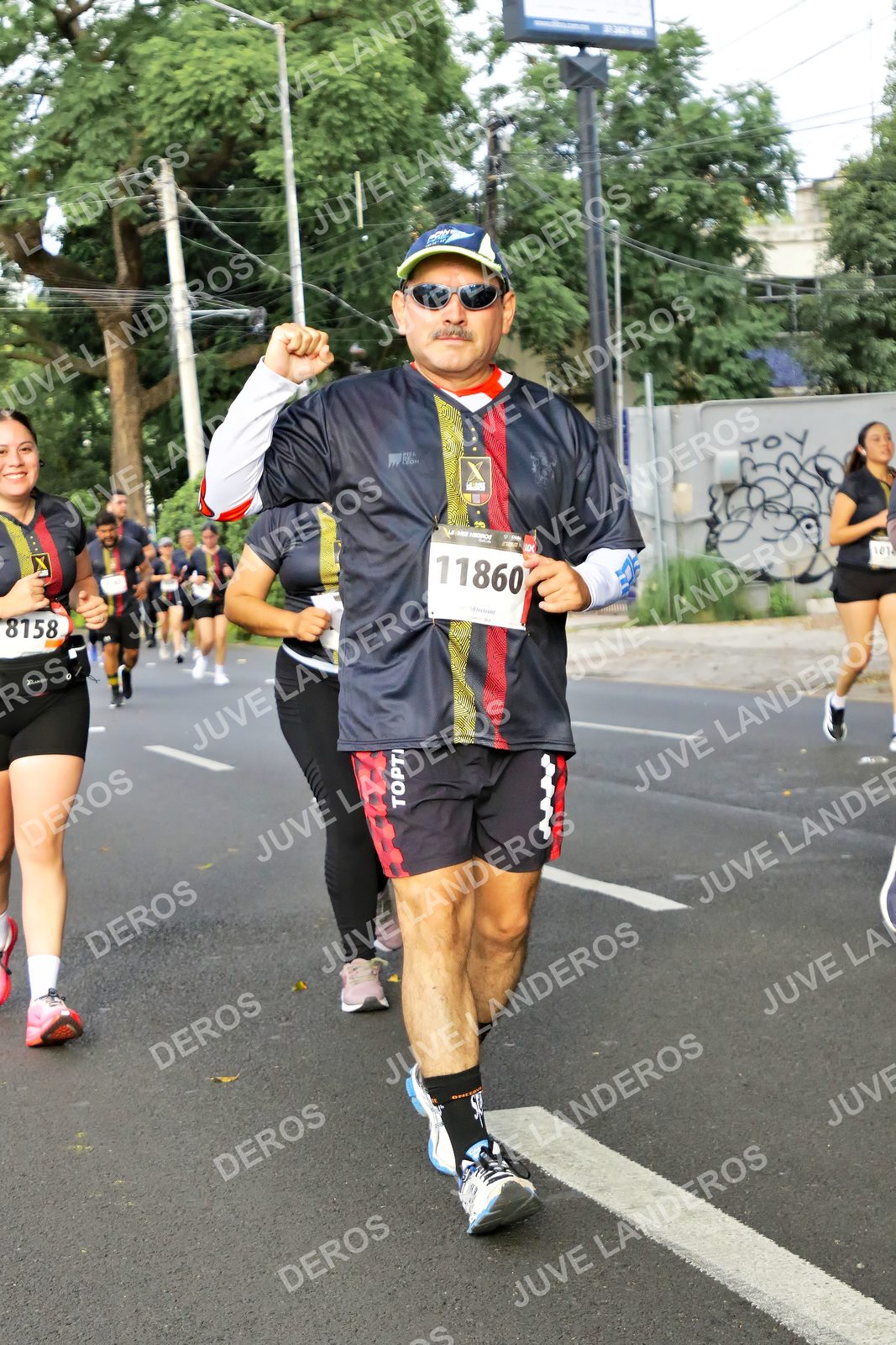 Foto de la X Carrera Leones Negros Red Cola 2026 en Rectoría General de la UdeG, Av. Juárez 976 (meta en Av. Enrique Díaz de León y Pedro Moreno), Guadalajara a las 08:08 · dorsal 11860, 8158, 101