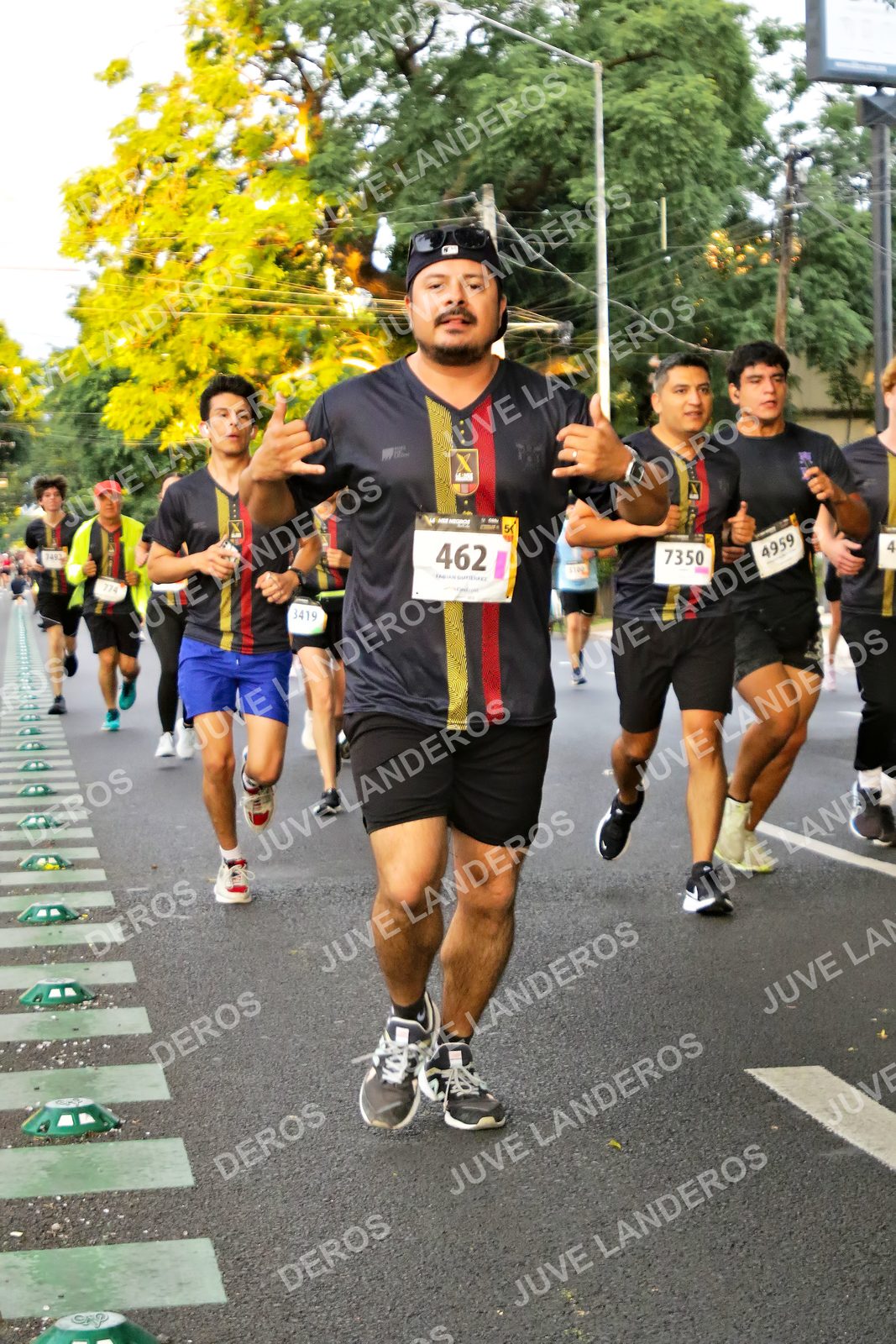 Foto de la X Carrera Leones Negros Red Cola 2026 en Rectoría General de la UdeG, Av. Juárez 976 (meta en Av. Enrique Díaz de León y Pedro Moreno), Guadalajara a las 05:02 · dorsal 462, 7350, 4959, 3419