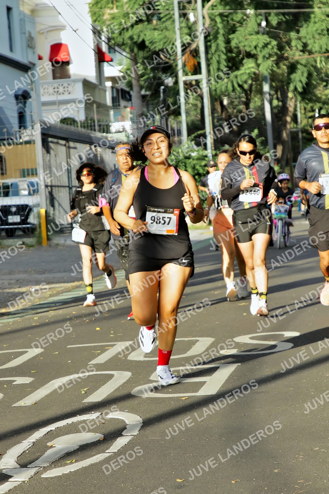 Foto de la X Carrera Leones Negros Red Cola 2026 en Rectoría General de la UdeG, Av. Juárez 976 (meta en Av. Enrique Díaz de León y Pedro Moreno), Guadalajara a las 07:53 · dorsal 9857, 2440, 12