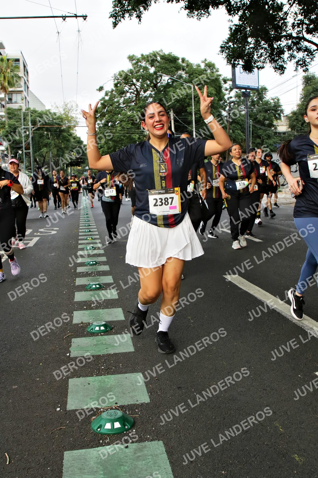 Foto de la X Carrera Leones Negros Red Cola 2026 en Rectoría General de la UdeG, Av. Juárez 976 (meta en Av. Enrique Díaz de León y Pedro Moreno), Guadalajara a las 07:18 · dorsal 2387, 376, 4717, 4924