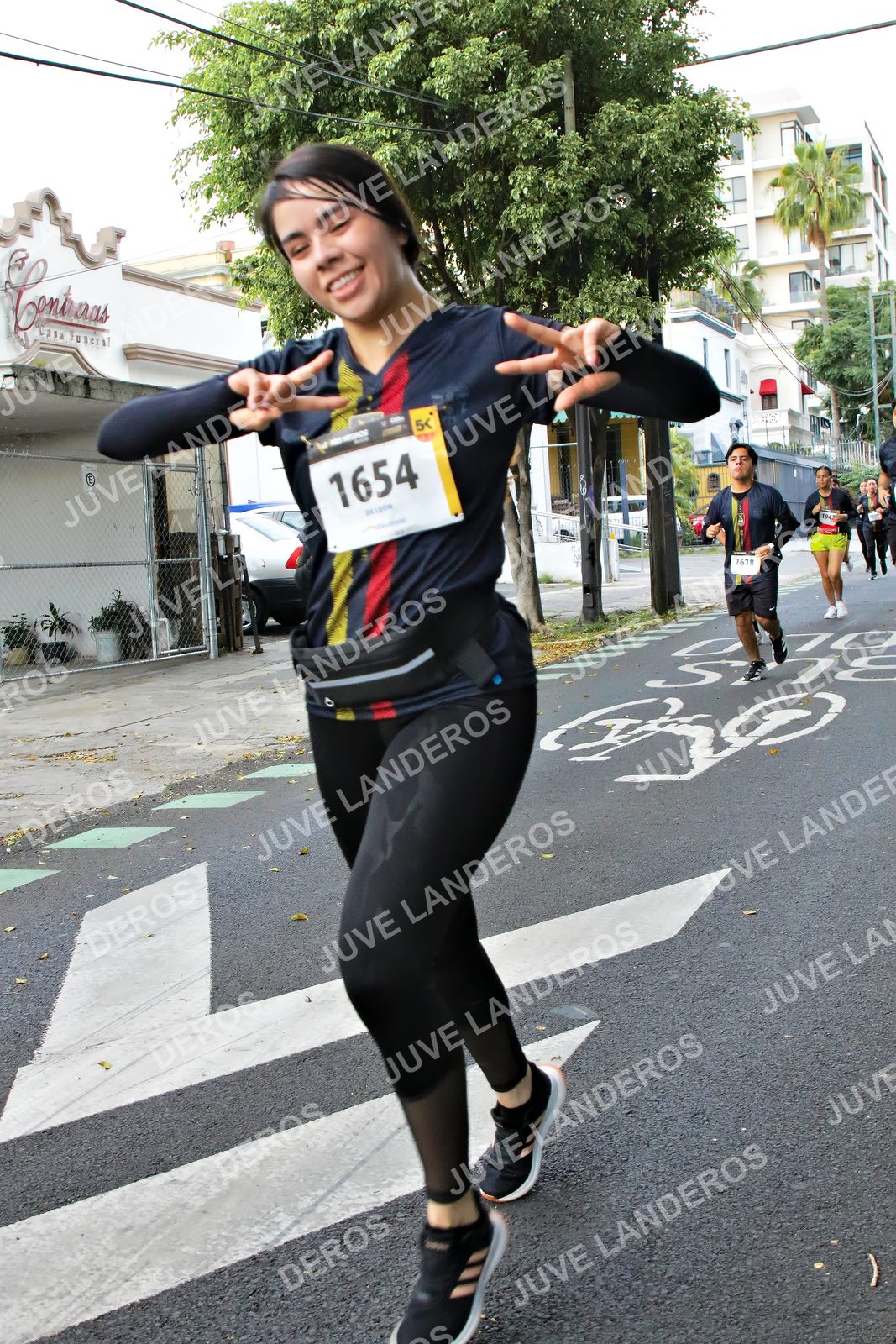 Foto de la X Carrera Leones Negros Red Cola 2026 en Rectoría General de la UdeG, Av. Juárez 976 (meta en Av. Enrique Díaz de León y Pedro Moreno), Guadalajara a las 05:12 · dorsal 1654, 7618, 70