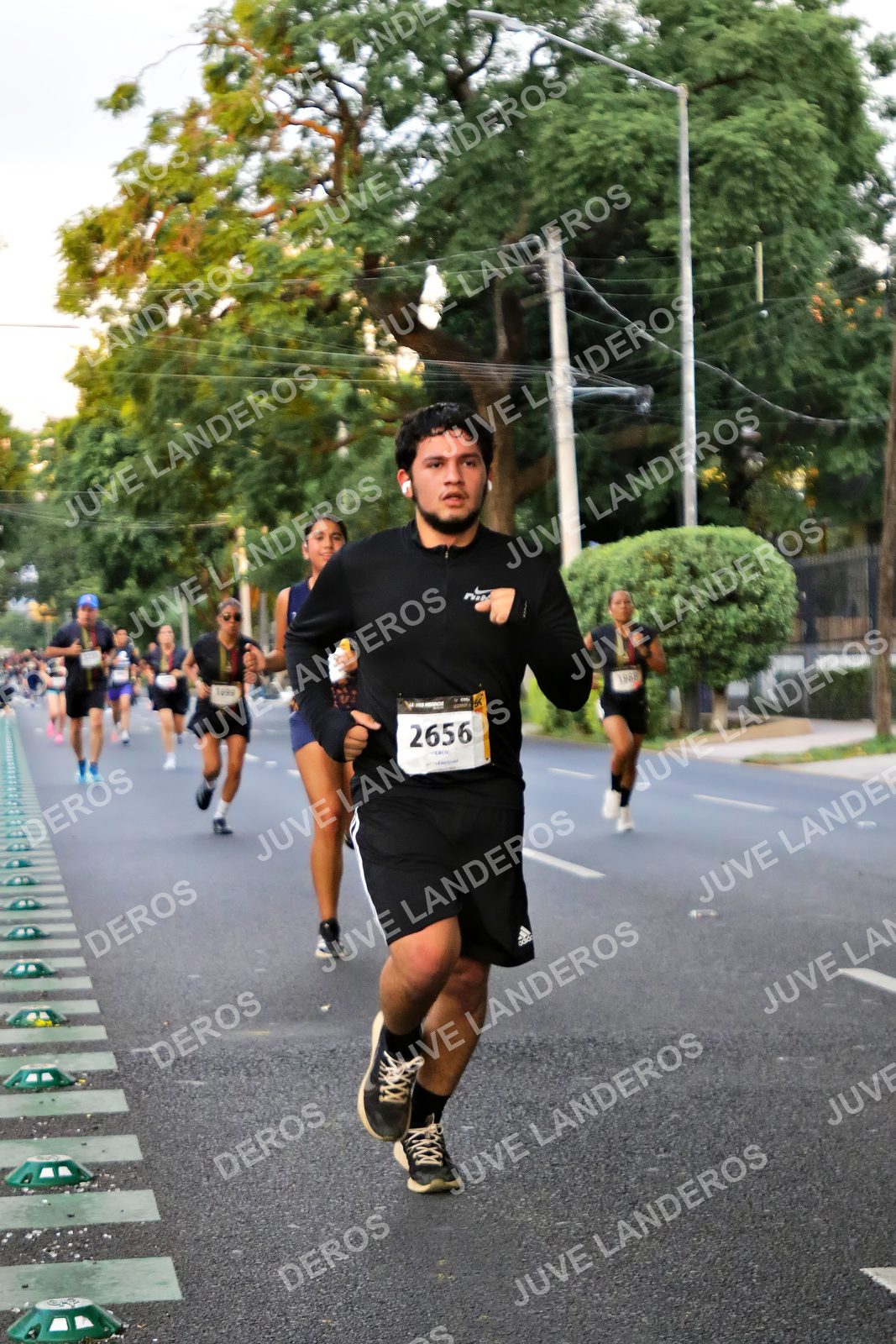 Foto de la X Carrera Leones Negros Red Cola 2026 en Rectoría General de la UdeG, Av. Juárez 976 (meta en Av. Enrique Díaz de León y Pedro Moreno), Guadalajara a las 04:58 · dorsal 2656, 1988