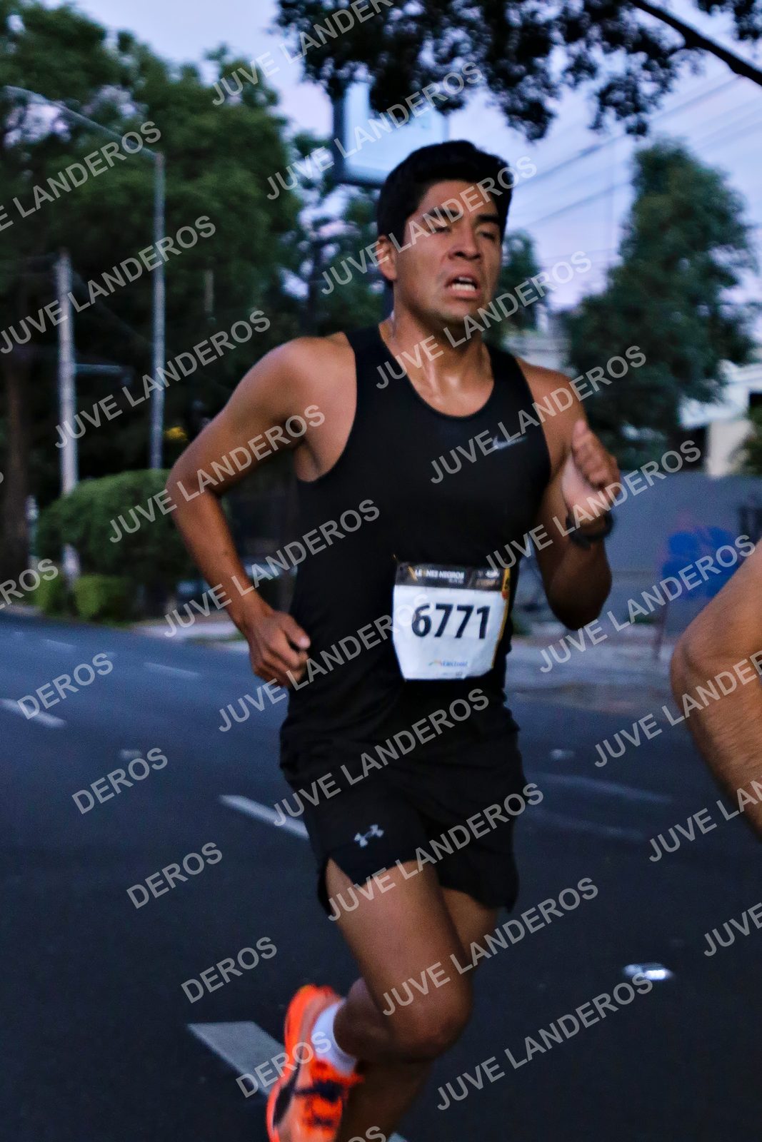 Foto de la X Carrera Leones Negros Red Cola 2026 en Rectoría General de la UdeG, Av. Juárez 976 (meta en Av. Enrique Díaz de León y Pedro Moreno), Guadalajara a las 04:48 · dorsal 6771