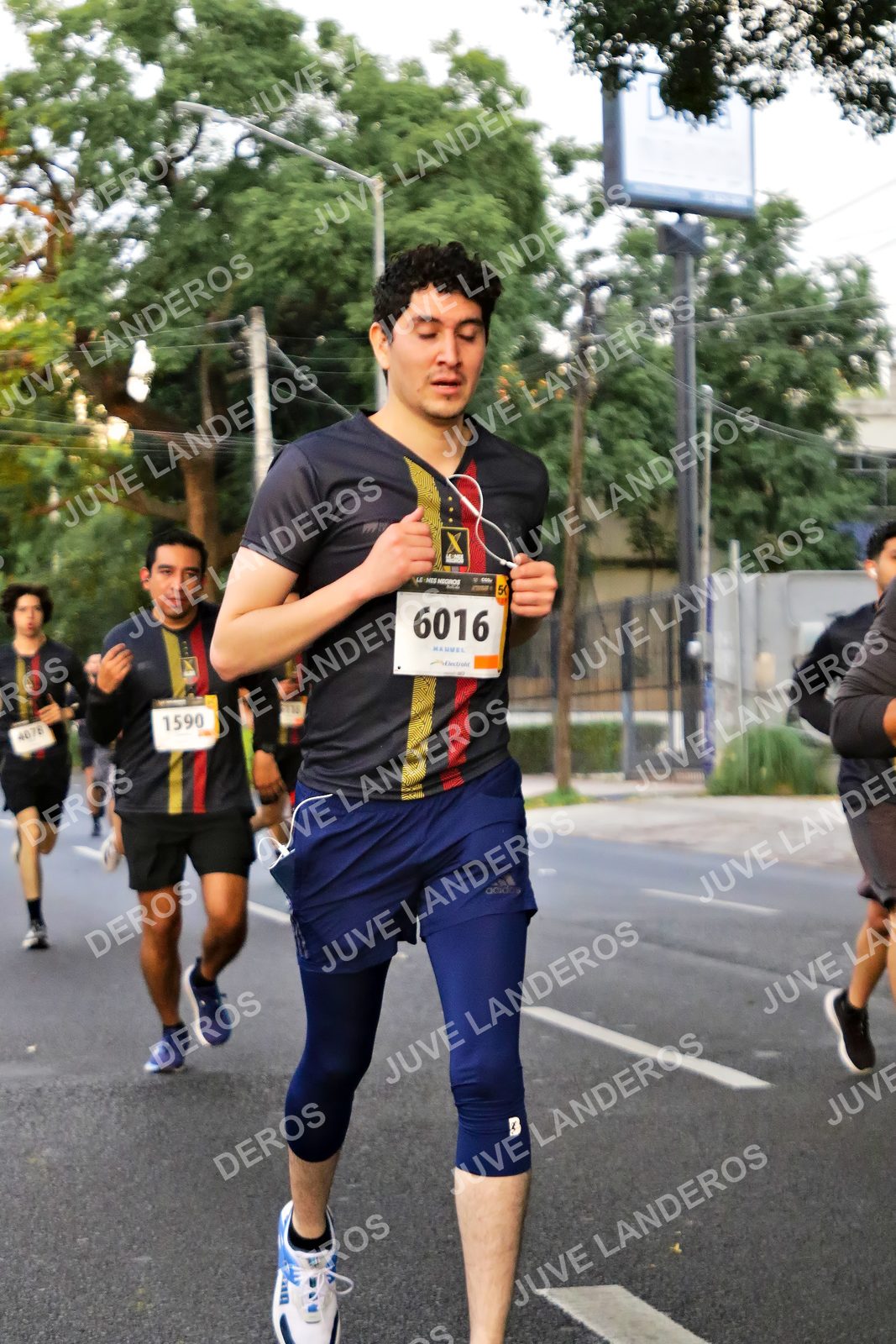 Foto de la X Carrera Leones Negros Red Cola 2026 en Rectoría General de la UdeG, Av. Juárez 976 (meta en Av. Enrique Díaz de León y Pedro Moreno), Guadalajara a las 04:58 · dorsal 6016, 1590, 4078