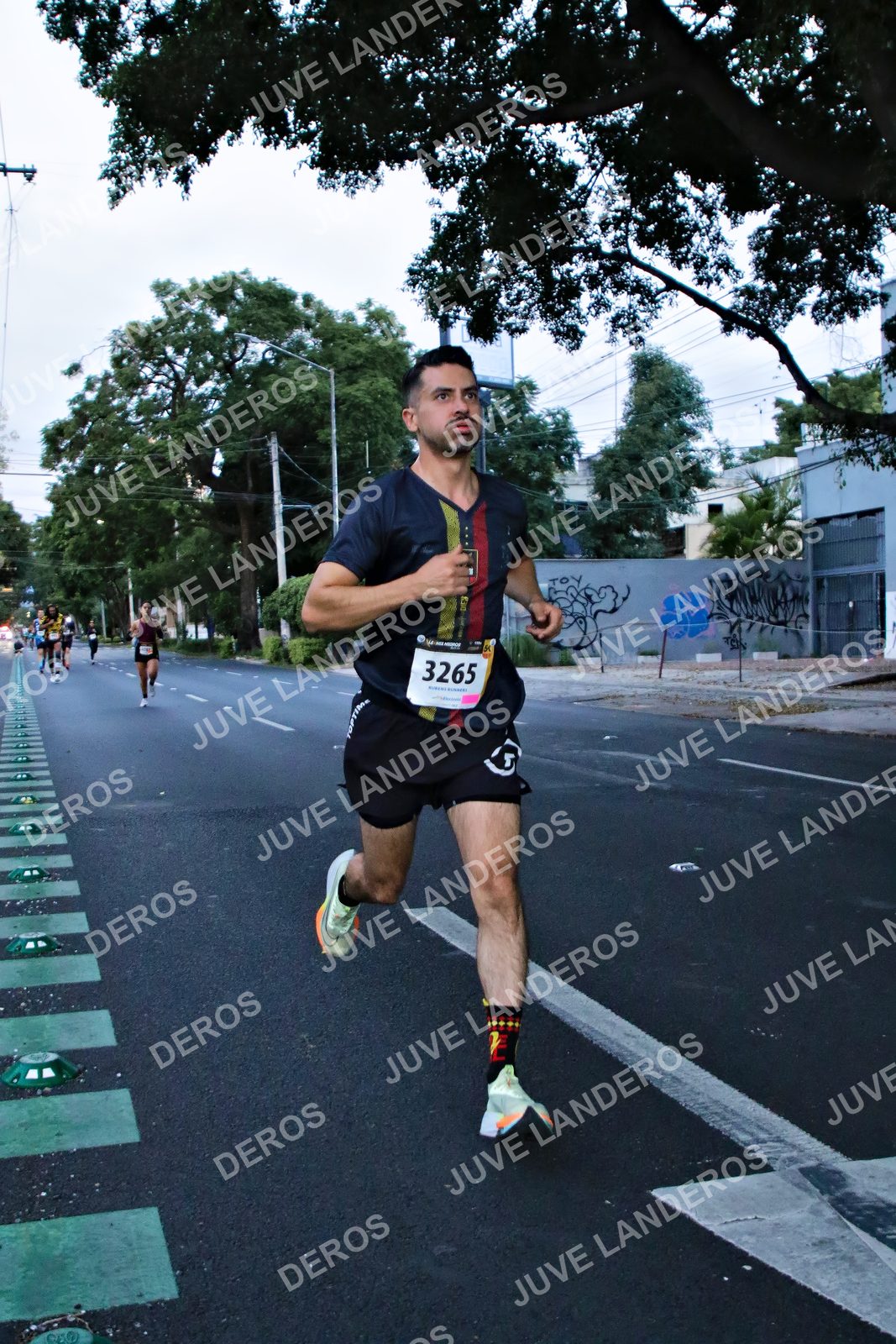 Foto de la X Carrera Leones Negros Red Cola 2026 en Rectoría General de la UdeG, Av. Juárez 976 (meta en Av. Enrique Díaz de León y Pedro Moreno), Guadalajara a las 04:54 · dorsal 3265