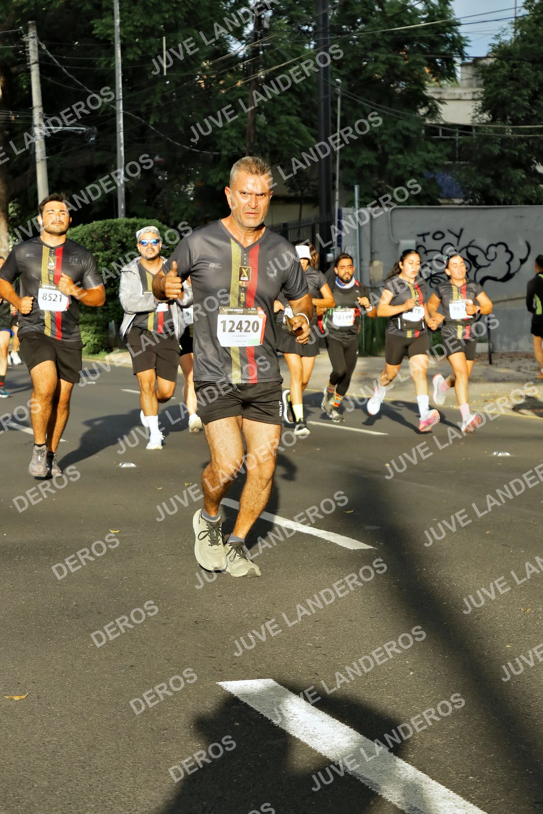 Foto de la X Carrera Leones Negros Red Cola 2026 en Rectoría General de la UdeG, Av. Juárez 976 (meta en Av. Enrique Díaz de León y Pedro Moreno), Guadalajara a las 07:40 · dorsal 12420, 8521, 10399
