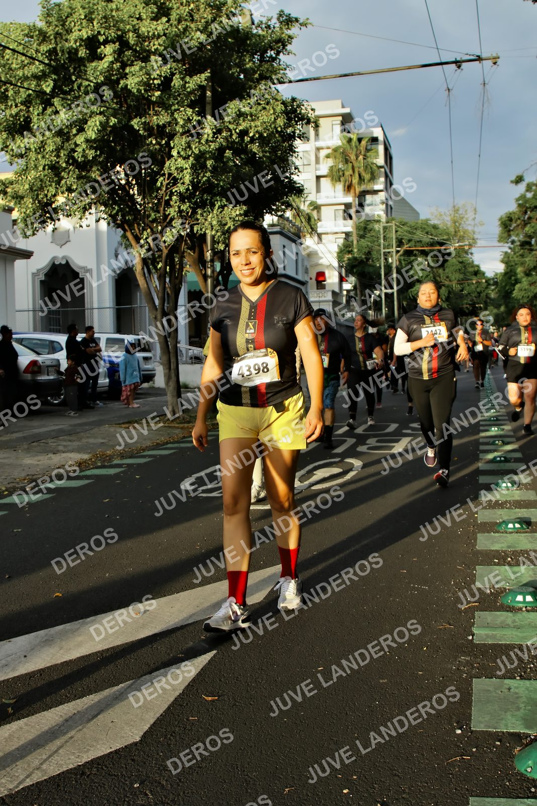 Foto de la X Carrera Leones Negros Red Cola 2026 en Rectoría General de la UdeG, Av. Juárez 976 (meta en Av. Enrique Díaz de León y Pedro Moreno), Guadalajara a las 07:24 · dorsal 4398, 2442