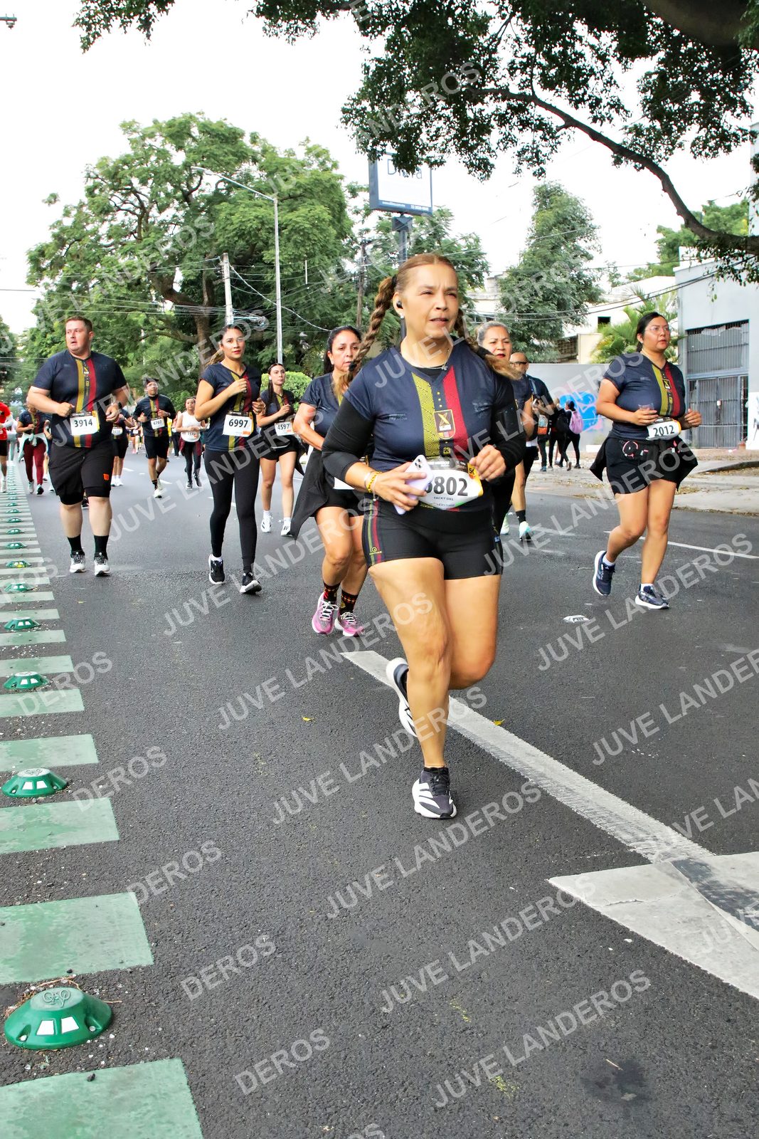 Foto de la X Carrera Leones Negros Red Cola 2026 en Rectoría General de la UdeG, Av. Juárez 976 (meta en Av. Enrique Díaz de León y Pedro Moreno), Guadalajara a las 07:15 · dorsal 6997, 3914, 2012, 4597