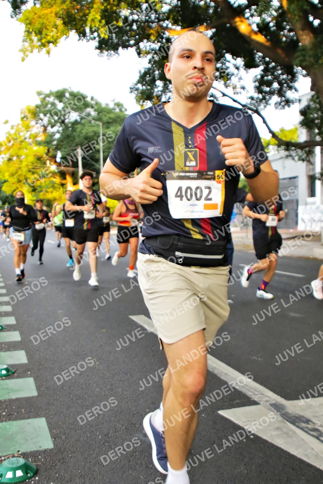 Foto de la X Carrera Leones Negros Red Cola 2026 en Rectoría General de la UdeG, Av. Juárez 976 (meta en Av. Enrique Díaz de León y Pedro Moreno), Guadalajara a las 05:04 · dorsal 4002