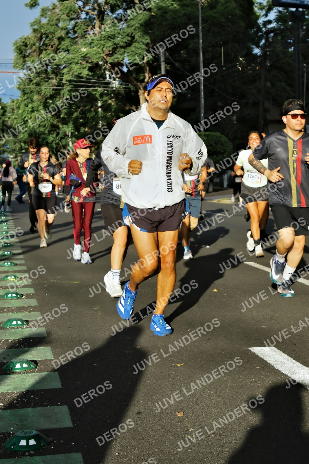 Foto de la X Carrera Leones Negros Red Cola 2026 en Rectoría General de la UdeG, Av. Juárez 976 (meta en Av. Enrique Díaz de León y Pedro Moreno), Guadalajara a las 07:49 · dorsal 2013, 7906, 12675