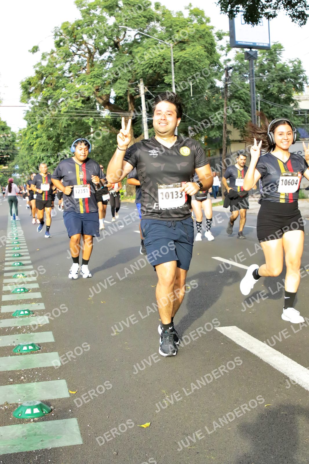 Foto de la X Carrera Leones Negros Red Cola 2026 en Rectoría General de la UdeG, Av. Juárez 976 (meta en Av. Enrique Díaz de León y Pedro Moreno), Guadalajara a las 08:05 · dorsal 10604, 10133, 12351