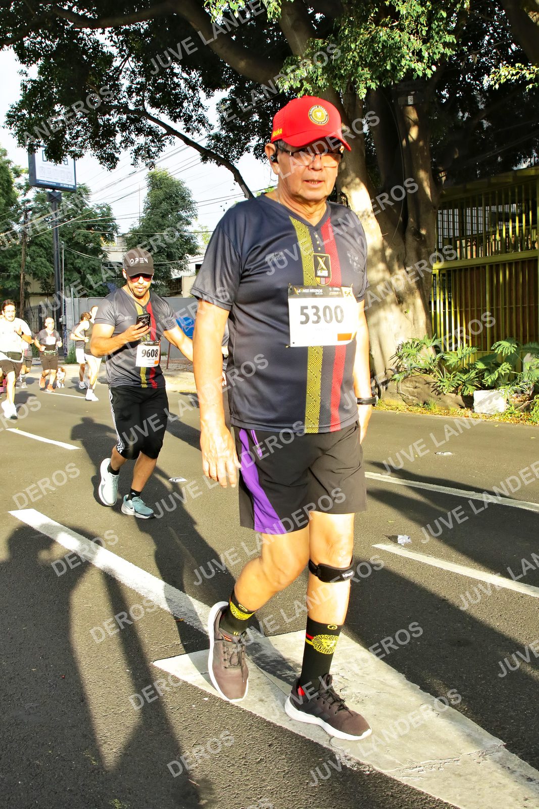 Foto de la X Carrera Leones Negros Red Cola 2026 en Rectoría General de la UdeG, Av. Juárez 976 (meta en Av. Enrique Díaz de León y Pedro Moreno), Guadalajara a las 07:43 · dorsal 5300, 9608