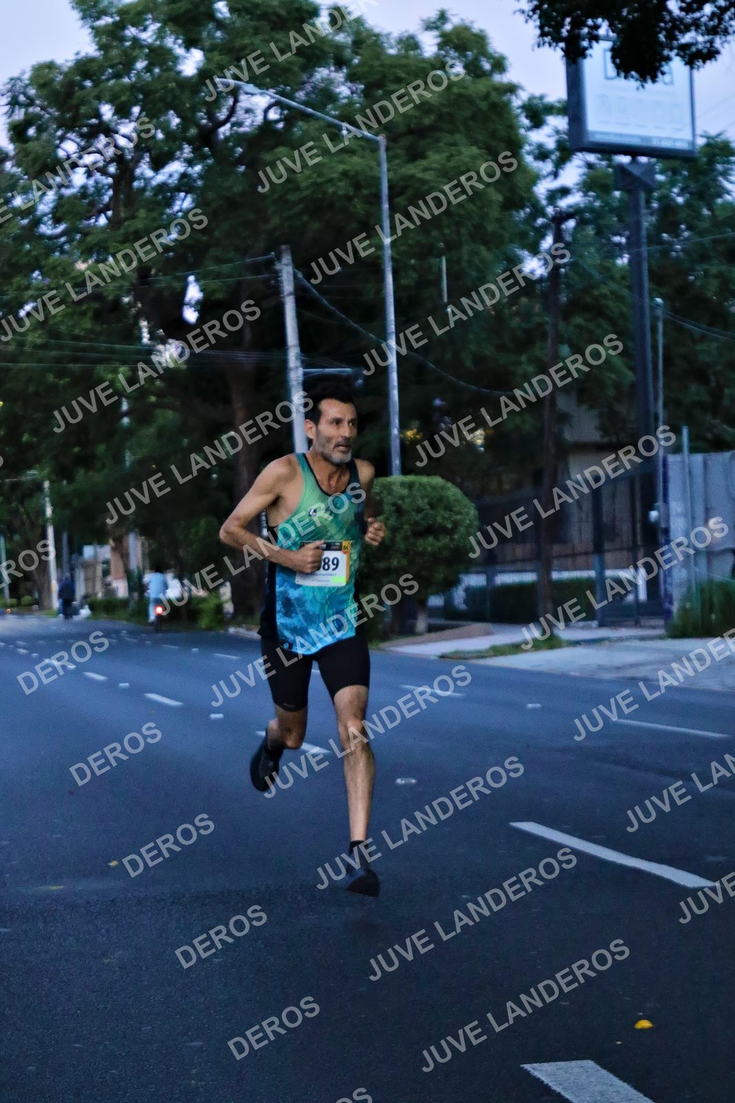Foto de la X Carrera Leones Negros Red Cola 2026 en Rectoría General de la UdeG, Av. Juárez 976 (meta en Av. Enrique Díaz de León y Pedro Moreno), Guadalajara a las 04:49 · dorsal 89
