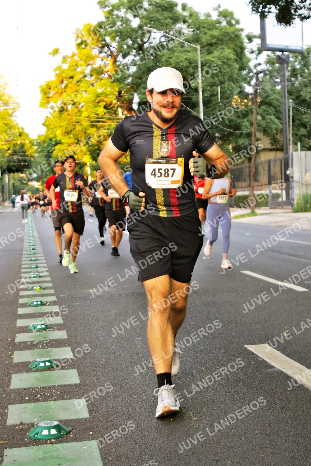 Foto de la X Carrera Leones Negros Red Cola 2026 en Rectoría General de la UdeG, Av. Juárez 976 (meta en Av. Enrique Díaz de León y Pedro Moreno), Guadalajara a las 05:00 · dorsal 4587, 5605, 2872, 408