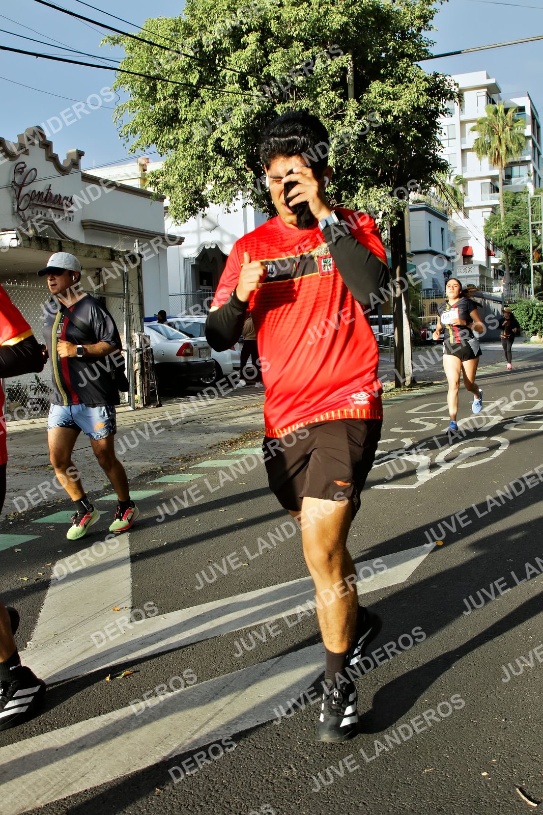 Foto de la X Carrera Leones Negros Red Cola 2026 en Rectoría General de la UdeG, Av. Juárez 976 (meta en Av. Enrique Díaz de León y Pedro Moreno), Guadalajara a las 07:51 · dorsal 10