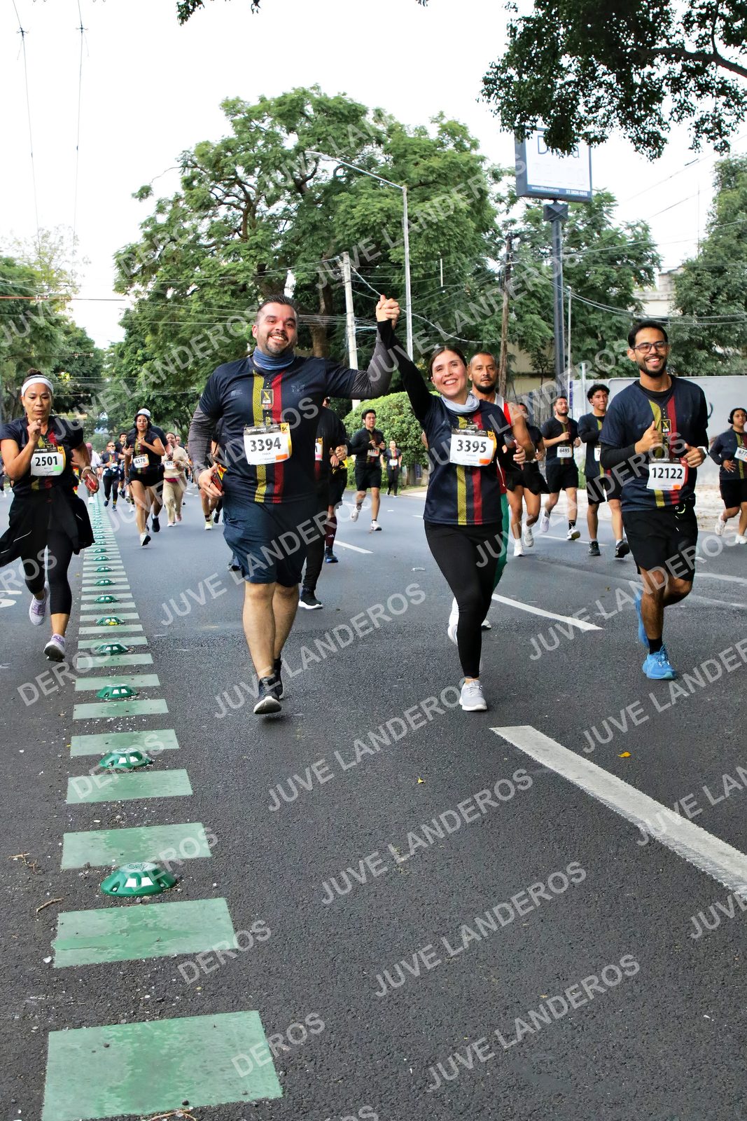 Foto de la X Carrera Leones Negros Red Cola 2026 en Rectoría General de la UdeG, Av. Juárez 976 (meta en Av. Enrique Díaz de León y Pedro Moreno), Guadalajara a las 05:10 · dorsal 3395, 3394, 2501, 12122