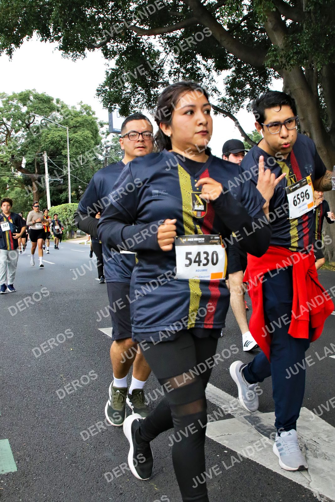 Foto de la X Carrera Leones Negros Red Cola 2026 en Rectoría General de la UdeG, Av. Juárez 976 (meta en Av. Enrique Díaz de León y Pedro Moreno), Guadalajara a las 05:10 · dorsal 5430, 6596, 367, 10718