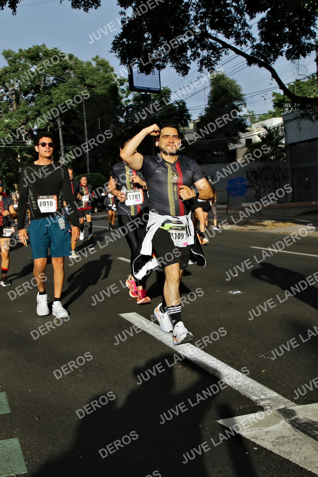 Foto de la X Carrera Leones Negros Red Cola 2026 en Rectoría General de la UdeG, Av. Juárez 976 (meta en Av. Enrique Díaz de León y Pedro Moreno), Guadalajara a las 07:58 · dorsal 8010, 1701, 1109