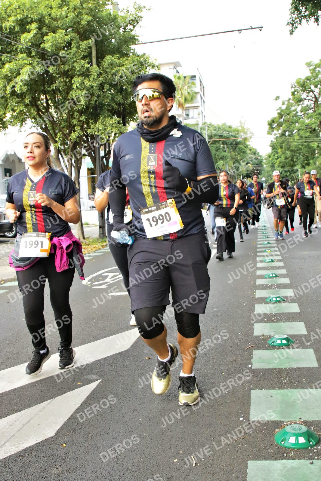 Foto de la X Carrera Leones Negros Red Cola 2026 en Rectoría General de la UdeG, Av. Juárez 976 (meta en Av. Enrique Díaz de León y Pedro Moreno), Guadalajara a las 07:18 · dorsal 1991, 1990