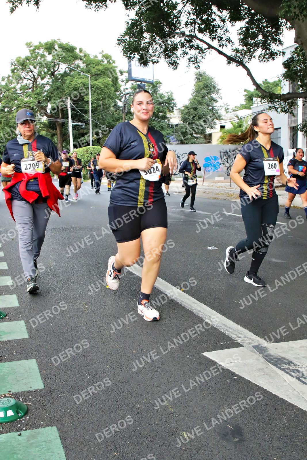 Foto de la X Carrera Leones Negros Red Cola 2026 en Rectoría General de la UdeG, Av. Juárez 976 (meta en Av. Enrique Díaz de León y Pedro Moreno), Guadalajara a las 07:14 · dorsal 260, 2709, 3024