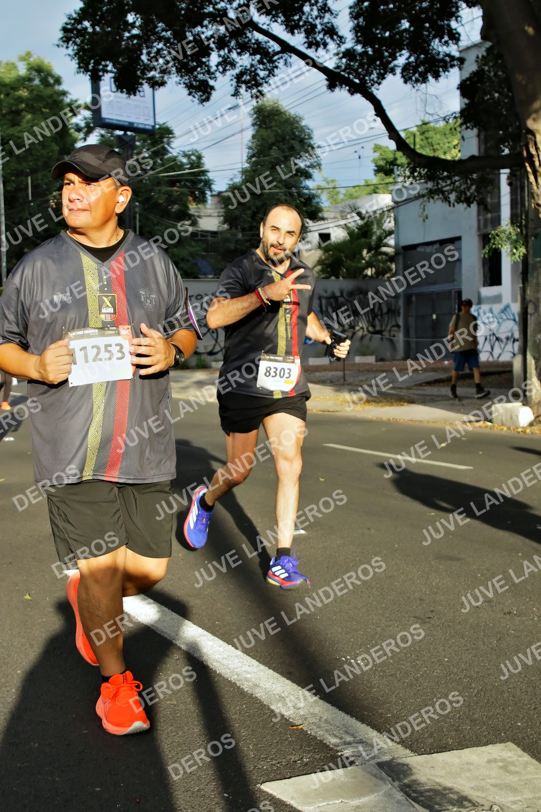 Foto de la X Carrera Leones Negros Red Cola 2026 en Rectoría General de la UdeG, Av. Juárez 976 (meta en Av. Enrique Díaz de León y Pedro Moreno), Guadalajara a las 07:42 · dorsal 8303