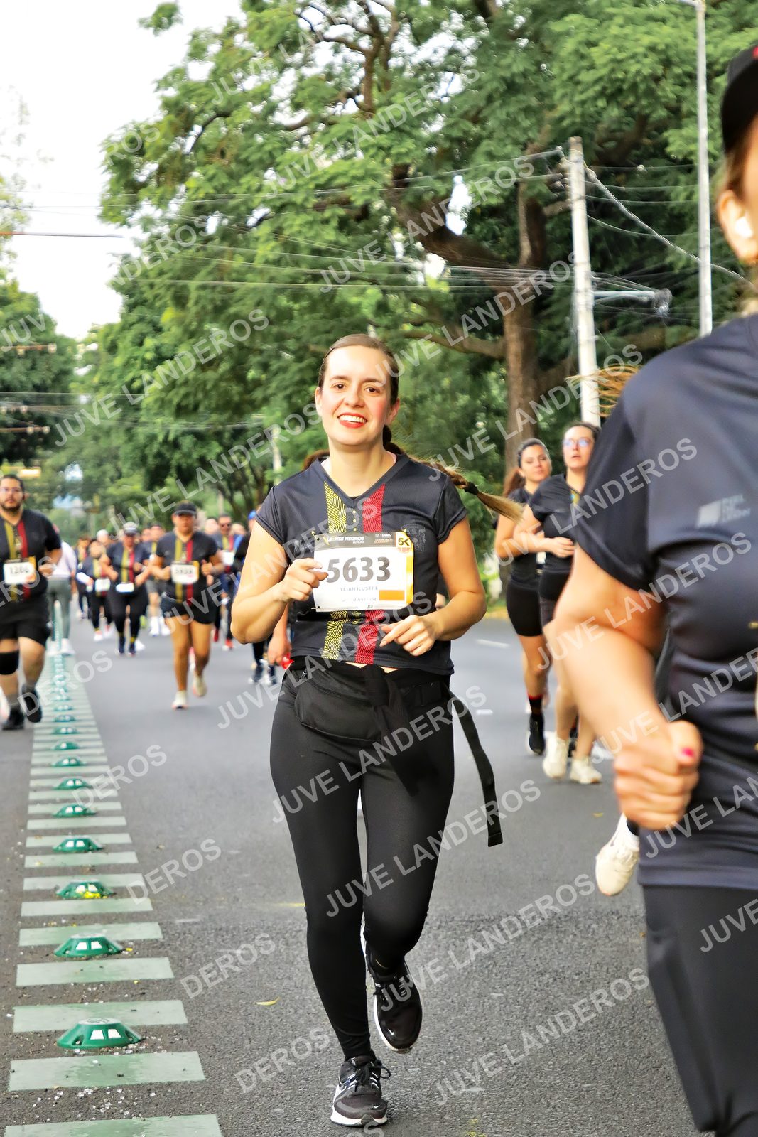 Foto de la X Carrera Leones Negros Red Cola 2026 en Rectoría General de la UdeG, Av. Juárez 976 (meta en Av. Enrique Díaz de León y Pedro Moreno), Guadalajara a las 07:20 · dorsal 5633