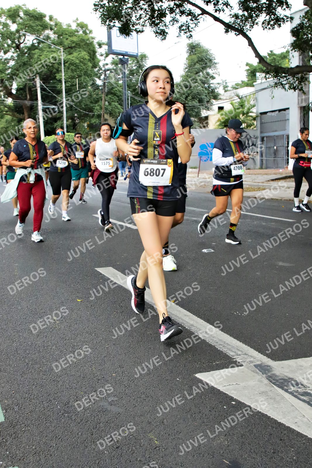 Foto de la X Carrera Leones Negros Red Cola 2026 en Rectoría General de la UdeG, Av. Juárez 976 (meta en Av. Enrique Díaz de León y Pedro Moreno), Guadalajara a las 07:15 · dorsal 6807, 1575, 4708, 5210