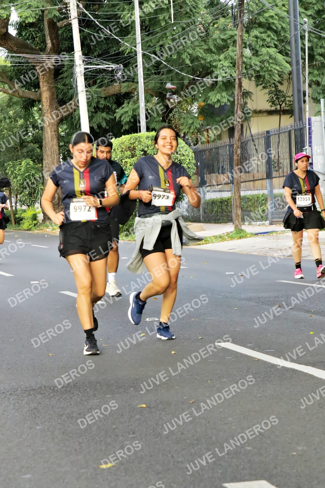 Foto de la X Carrera Leones Negros Red Cola 2026 en Rectoría General de la UdeG, Av. Juárez 976 (meta en Av. Enrique Díaz de León y Pedro Moreno), Guadalajara a las 08:17 · dorsal 9972, 12951, 9973