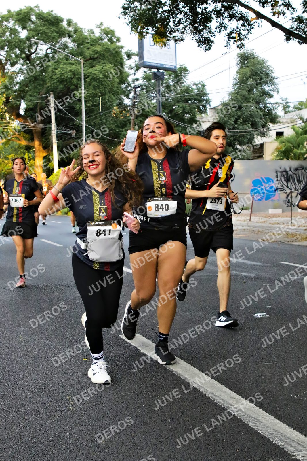 Foto de la X Carrera Leones Negros Red Cola 2026 en Rectoría General de la UdeG, Av. Juárez 976 (meta en Av. Enrique Díaz de León y Pedro Moreno), Guadalajara a las 05:06 · dorsal 840, 7067, 2573, 841