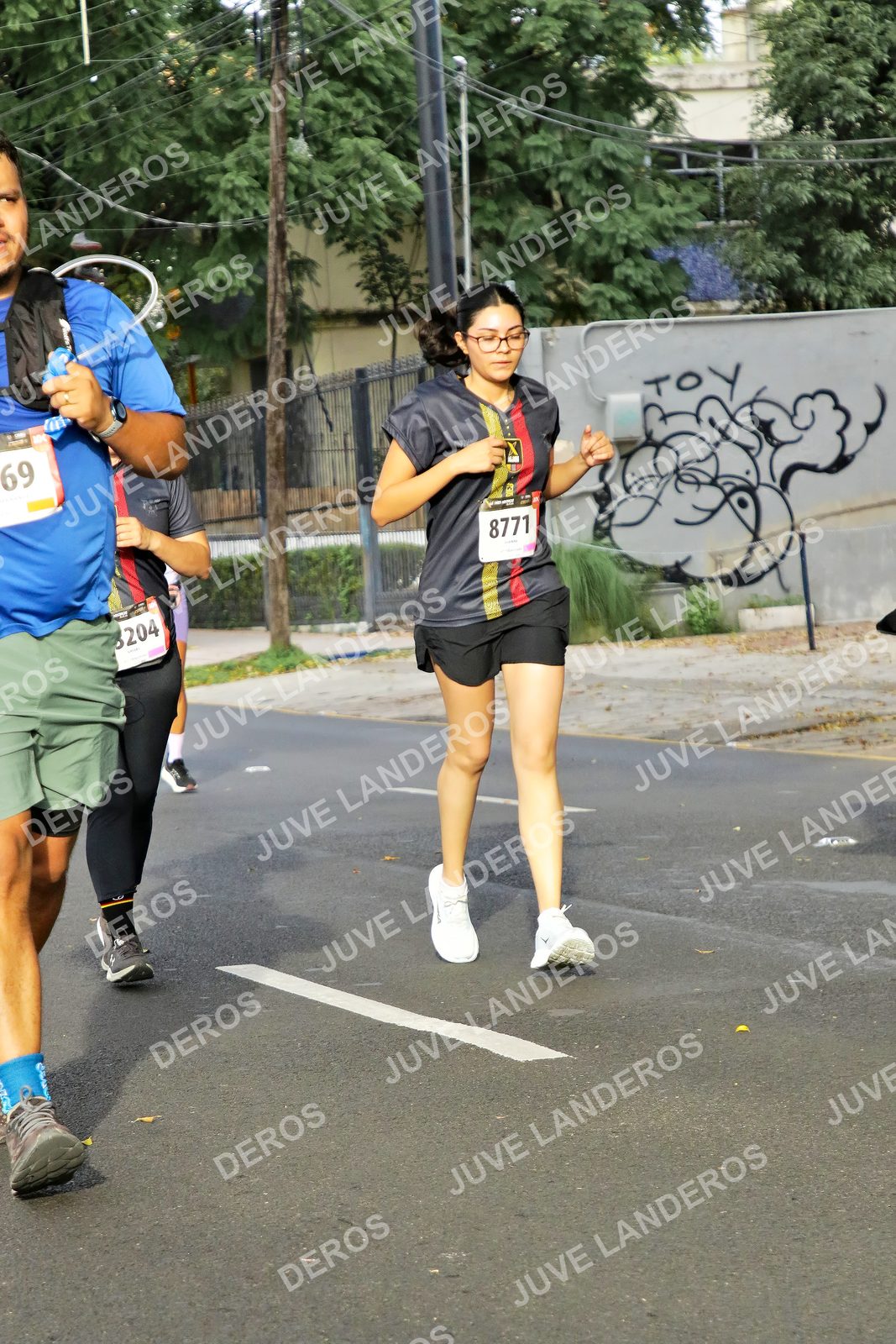 Foto de la X Carrera Leones Negros Red Cola 2026 en Rectoría General de la UdeG, Av. Juárez 976 (meta en Av. Enrique Díaz de León y Pedro Moreno), Guadalajara a las 08:06 · dorsal 8771, 69