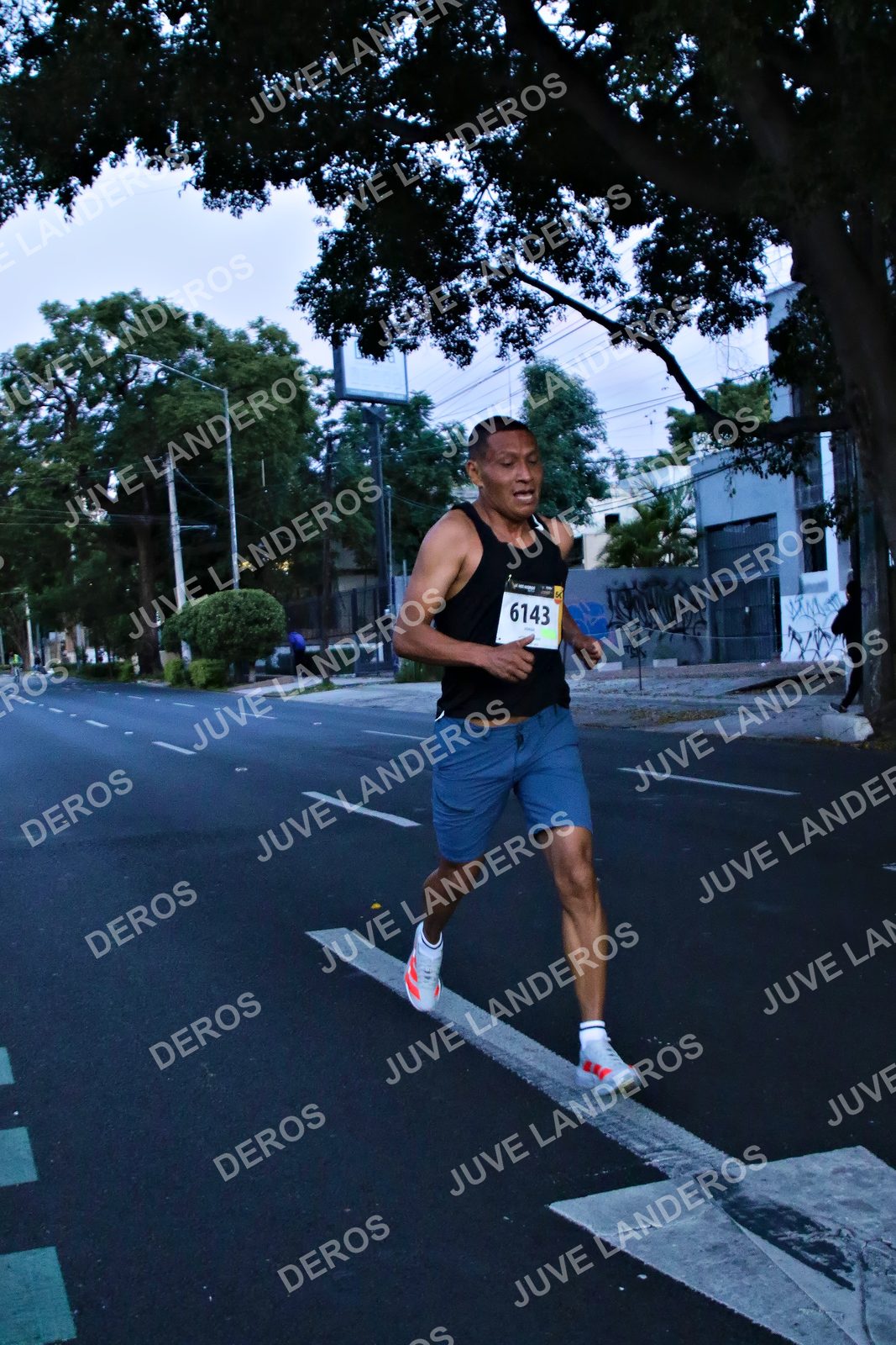 Foto de la X Carrera Leones Negros Red Cola 2026 en Rectoría General de la UdeG, Av. Juárez 976 (meta en Av. Enrique Díaz de León y Pedro Moreno), Guadalajara a las 04:50 · dorsal 6143