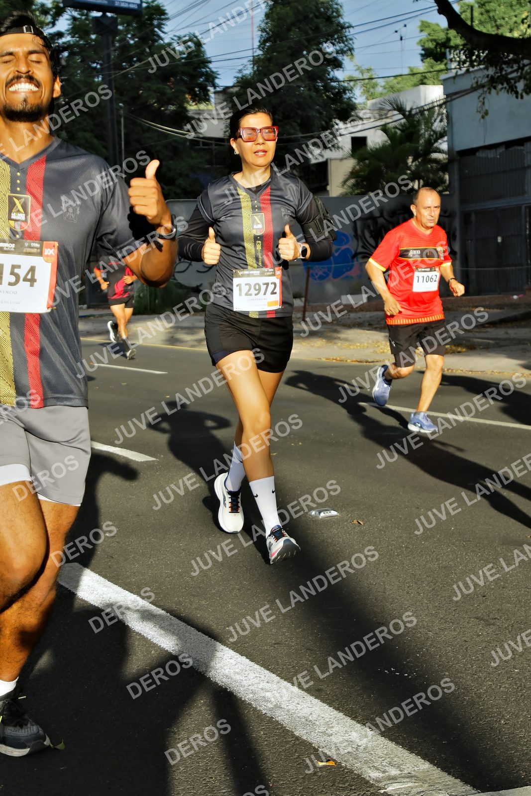 Foto de la X Carrera Leones Negros Red Cola 2026 en Rectoría General de la UdeG, Av. Juárez 976 (meta en Av. Enrique Díaz de León y Pedro Moreno), Guadalajara a las 07:46 · dorsal 12972, 11062, 54